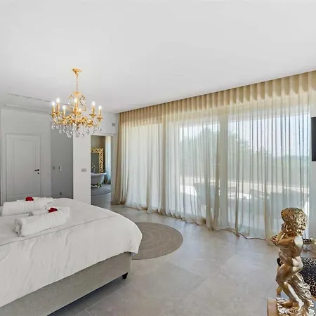 Luxury Anton By Kompas Vila